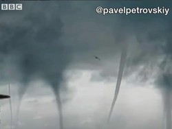 Ngeri dan Takjub! Ada 12 Tornado Berputar di Atas Laut Rusia