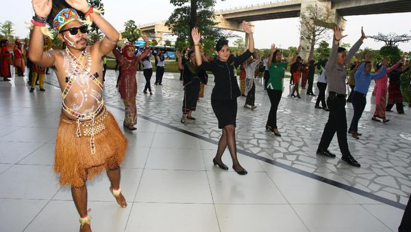 Berbusana Adat, AP II Tonjolkan Budaya Indonesia di Harpelnas