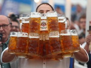 Rekor! Pria Ini Bawa 29 Gelas Bir dengan 2 Tangan