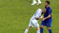 Zinedine Zidane meraih Bola Emas Piala Dunia 2006, saat Prancis kalah dari Italia. Apesnya, tandukan Zidane ke Marco Materazzi di partai final membayangi pencapaiannya jadi pemain terbaik. (Foto: LCI/AFP Photo)