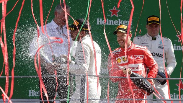 Lewis Hamilton merayakan kemenangan bersama rivalnya Sebastian Vettel usai GP Italia 2017.