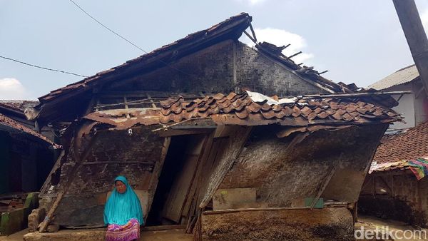 Coba Lihat! Begini Miringnya Gubuk Reyot Mak Cacih