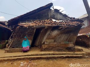 Usaha Belasan Tentara Robohkan Gubuk Miring Mak Cacih