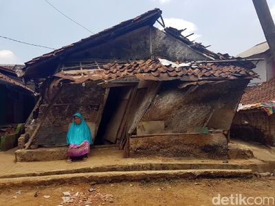 Coba Lihat! Begini Miringnya Gubuk Reyot Mak Cacih