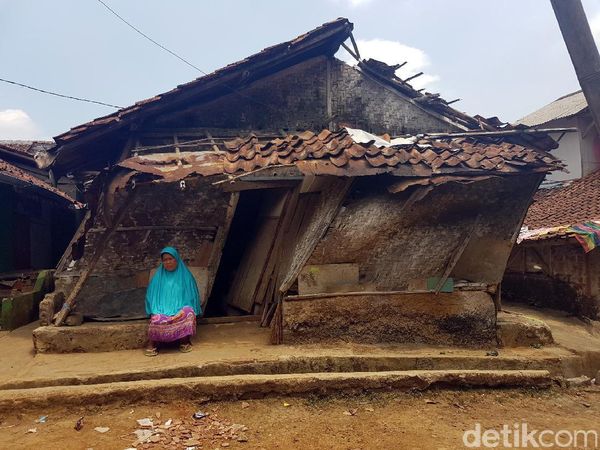 Coba Lihat! Begini Miringnya Gubuk Reyot Mak Cacih
