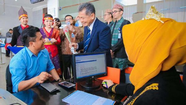 Rayakan Hari Pelanggan, Pegawai BRI Berpakaian Adat