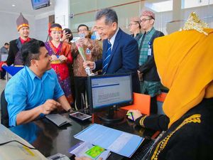 Rayakan Hari Pelanggan, Pegawai BRI Berpakaian Adat