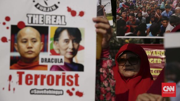 Puluhan orang yang tergabung dalam Komite Advokasi untuk Muslim Rohingya Arakan (Kamra) menggelar aksi teatrikal di kawasan CFD Bundaran HI, Jakarta (3/9).