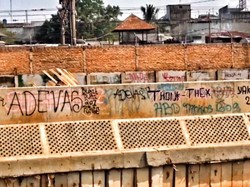 Vandalisme di Tanggul Kali Ciliwung Merusak Keindahan