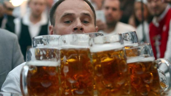 Angkut 27 Liter Bir, Pria Jerman Ini Pecahkan Rekor Dunia