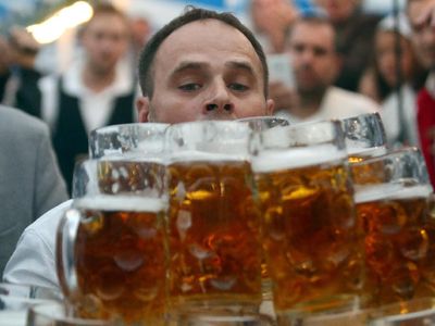 Angkut 27 Liter Bir, Pria Jerman Ini Pecahkan Rekor Dunia