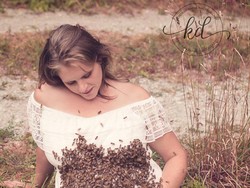 Ibu Ini Lakukan Maternity Photoshoot Bareng Sekumpulan Lebah
