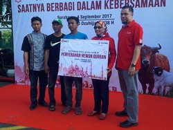 Telkomsel Area Jawa Bali Serahkan 163 Ekor Hewan Kurban