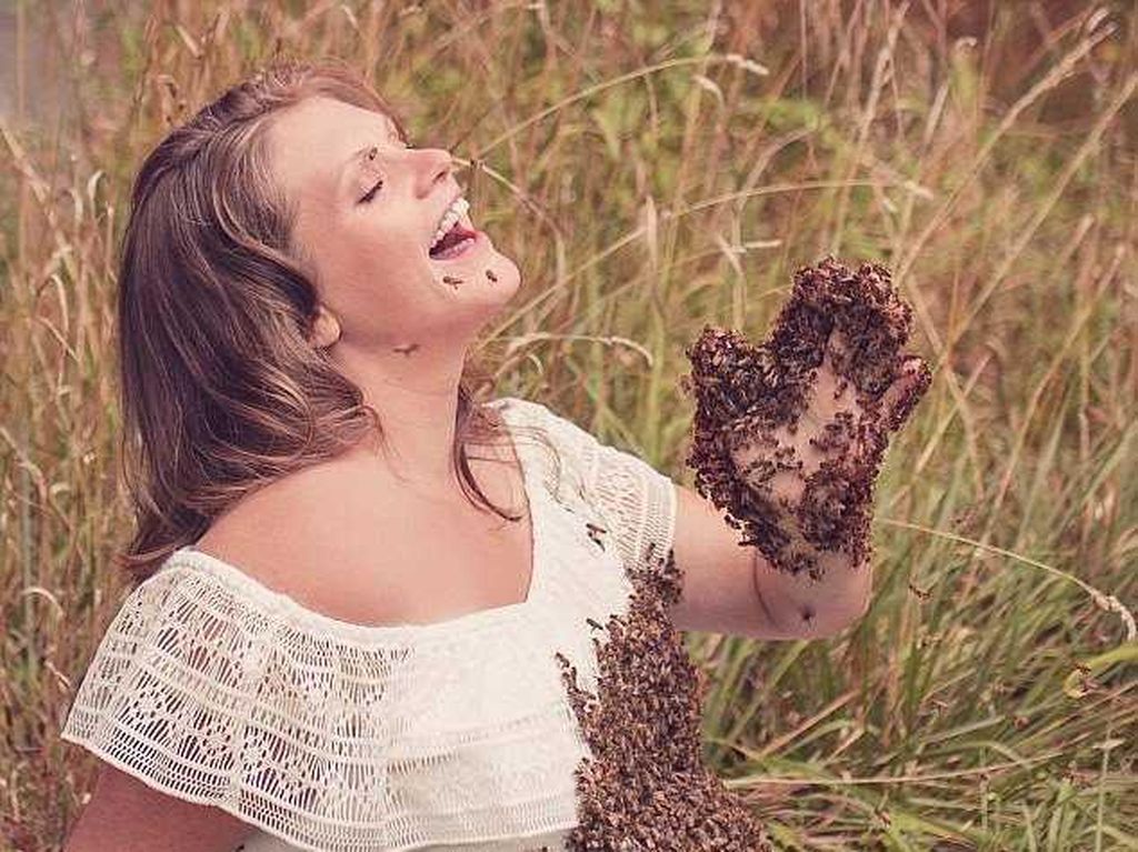 Mengerikan, Wanita Ini Foto Hamil Bersama 20 Ribu Lebah