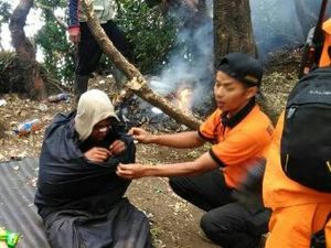 Petugas Evakuasi Pendaki Diduga Sakit Jiwa di Cikuray Garut