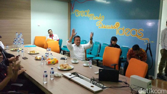 Menpora Imam Nahrawi nobar Indonesia vs Myanmar di kanto detikcom (Detiksport/Doni Wahyudi) Menpora Imam Nahrawi nobar Indonesia vs Myanmar di kanto detikcom (Detiksport/Doni Wahyudi)