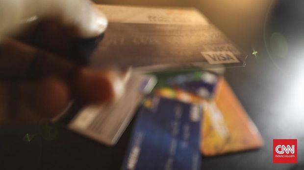 ilustrasi debit atm dan kartu kredit