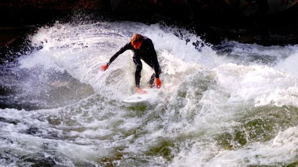 Foto: 11 Tempat Surfing Tak Biasa di Bumi
