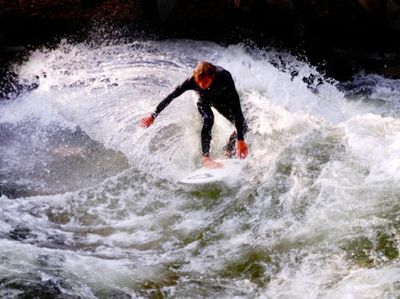 Foto: 11 Tempat Surfing Tak Biasa di Bumi