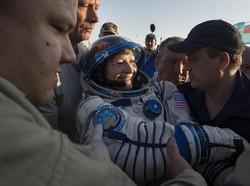 Astronaut Wanita Pemegang Rekor Tinggal Terlama di Antariksa Pulang ke Bumi