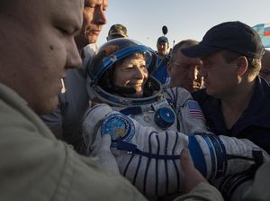 Astronaut Wanita Pemegang Rekor Tinggal Terlama di Antariksa Pulang ke Bumi Astronaut Wanita Pemegang Rekor Tinggal Terlama di Antariksa Pulang ke Bumi