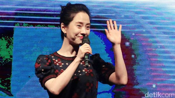 Cantiknya Song Ji Hyo saat Sapa Penggemar di Indonesia