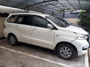 Bercak Darah di Avanza Putih yang Ditembaki di Senayan Bercak Darah di Avanza Putih yang Ditembaki di Senayan