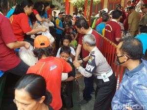 Ribuan Warga di Malang Berebut Sembako di Klenteng Eng An Kiong