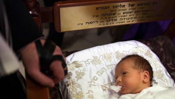 Foto: Ritual Sunat Bayi di Israel