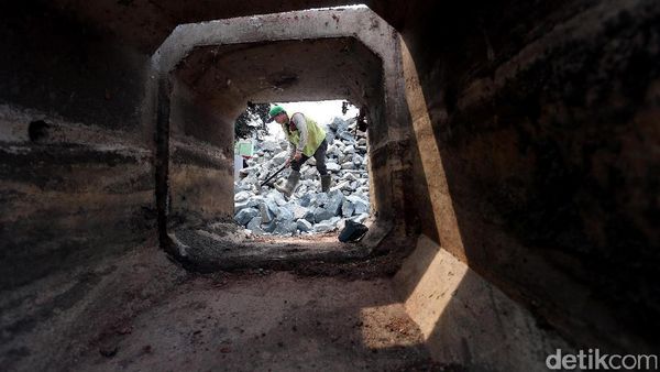 Demi Truk Sampah DKI, Drainase dan Jalan di Jati Asih Diperbaiki