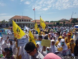Aksi Simpatik Ribuan Warga di Surabaya untuk Muslim Rohingya