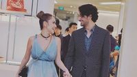 Gaya Bunga Citra Lestari dengan Dress Biru Transparan