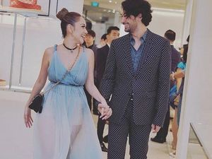 Gaya Bunga Citra Lestari dengan Dress Biru Transparan