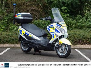 Polisi Inggris Bertugas Naik Motor Hidrogen