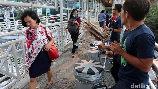 Pengamen Keren di JPO Tosari