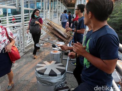 Pengamen Keren di JPO Tosari