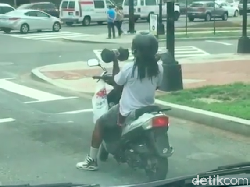 Pemotor Angkat Barbel Saat Lampu Merah