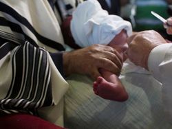 Sunat Saat Dewasa, Adakah Pengaruhnya Pada Hubungan Seksual?