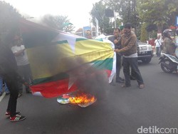 HMI Blitar Raya Bakar Bendera dan Foto Pemimpin Myanmar