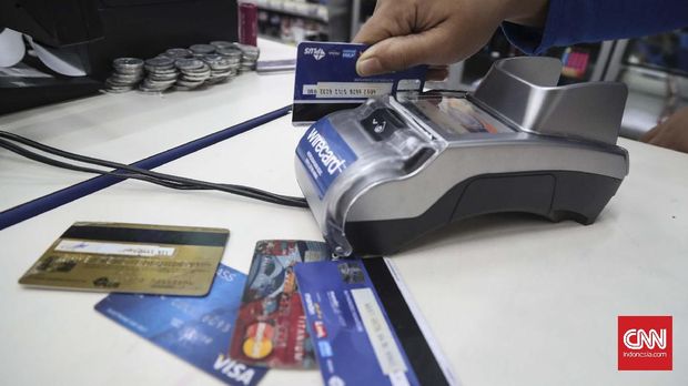 ilustrasi debit atm dan kartu kredit