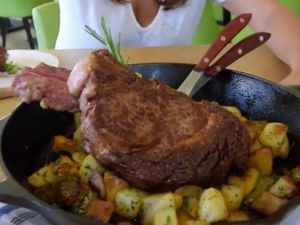 Wah, Siapa Ya yang Mau Menyantap Beefsteak Seukuran Kepala Manusia Ini?