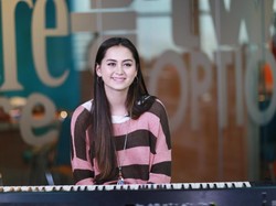 Curhatan Jasmine Thompson di Single Old Friends