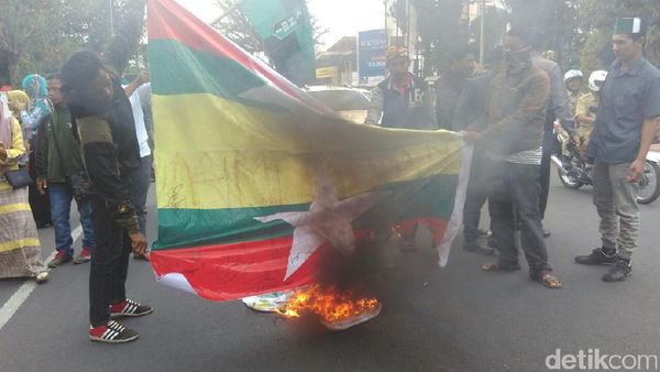 Foto: HMI Bakar Bendera Myanmar
