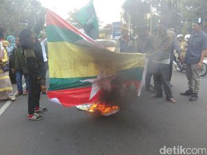 Foto: HMI Bakar Bendera Myanmar