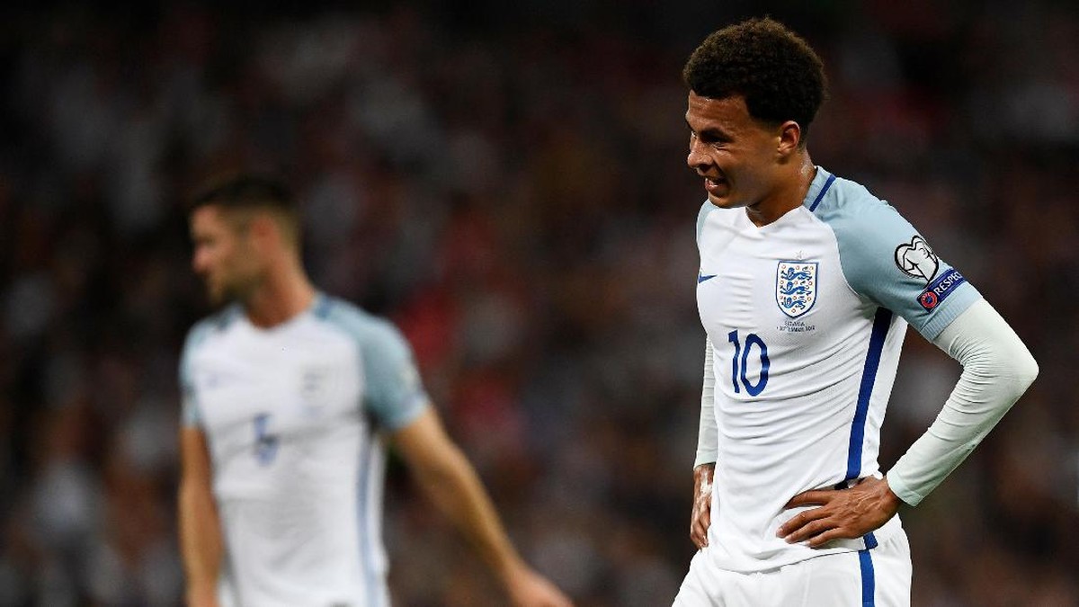 Dele Alli menimbulkan kontroversi usai tertangkap kamera mengacungkan jari tengah di laga Inggris vs Slovakia (Foto: Dylan Martinez/REUTERS)