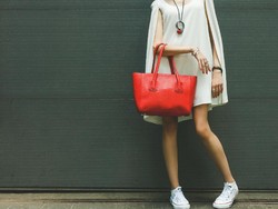 5 Slip On dan Sneakers Cantik yang Cocok Dipadukan dengan Dress