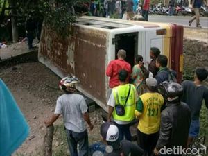 Bus Oleng dan Terguling di Subang, Tiga Orang Tewas