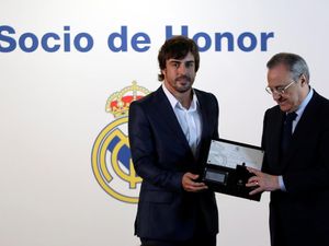 Fernando Alonso Jadi Anggota Kehormatan Real Madrid Fernando Alonso Jadi Anggota Kehormatan Real Madrid