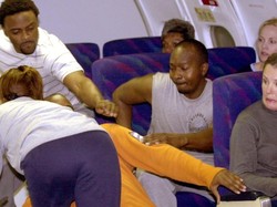 Raba Payudara & Aneka Kelakuan Penumpang Mabuk di Pesawat