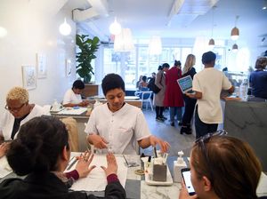 Asyik! Di Kafe Ini Bisa Minum Latte Sehat Aneka Warna Sambil Manikur dan Pijat